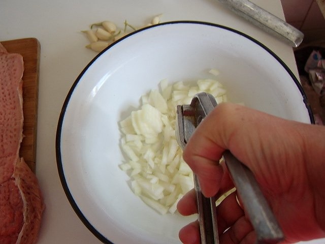 Rulada din muschi de porc umpluta cu ciuperci, morcovi si ceapa