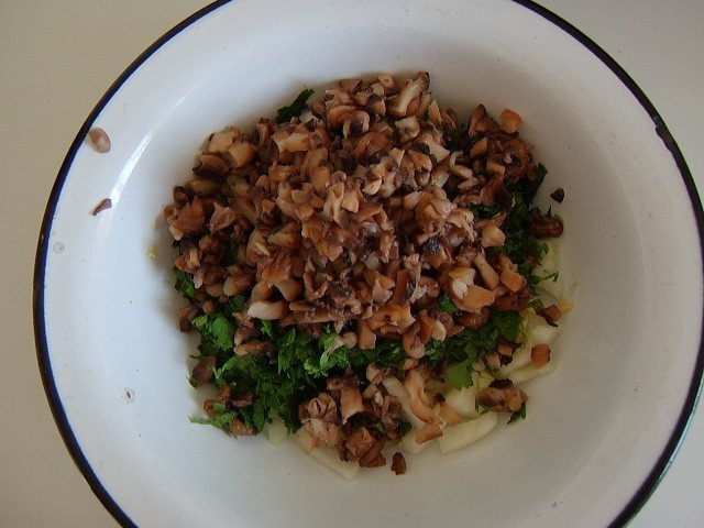 Rulada din muschi de porc umpluta cu ciuperci, morcovi si ceapa