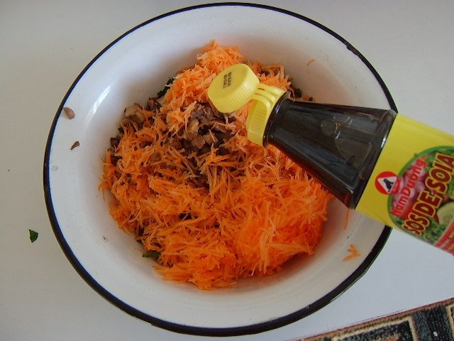 Rulada din muschi de porc umpluta cu ciuperci, morcovi si ceapa