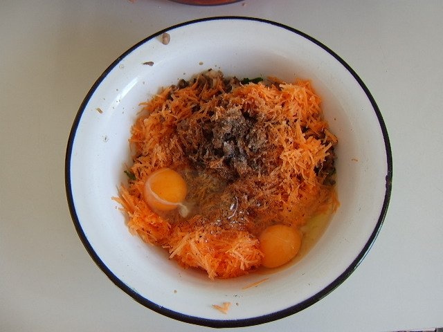 Rulada din muschi de porc umpluta cu ciuperci, morcovi si ceapa