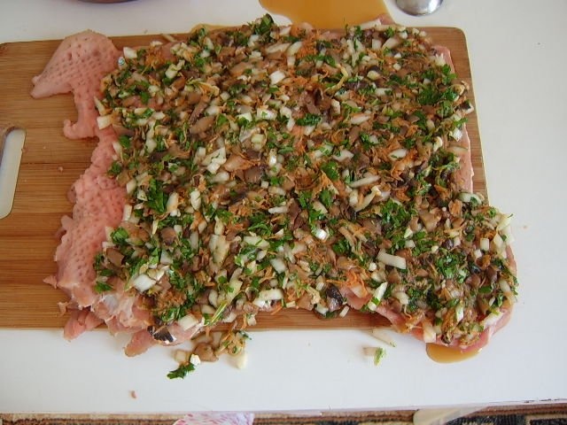 Rulada din muschi de porc umpluta cu ciuperci, morcovi si ceapa