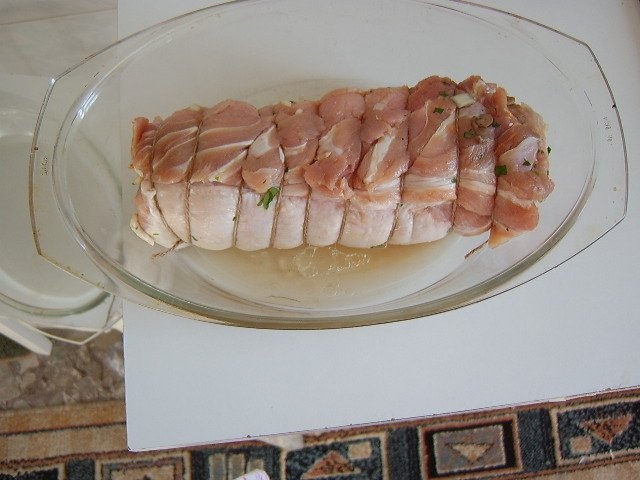 Rulada din muschi de porc umpluta cu ciuperci, morcovi si ceapa