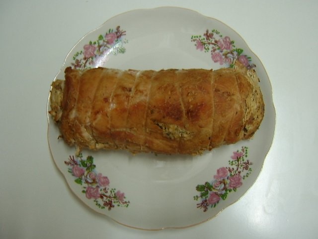 Rulada din muschi de porc umpluta cu ciuperci, morcovi si ceapa