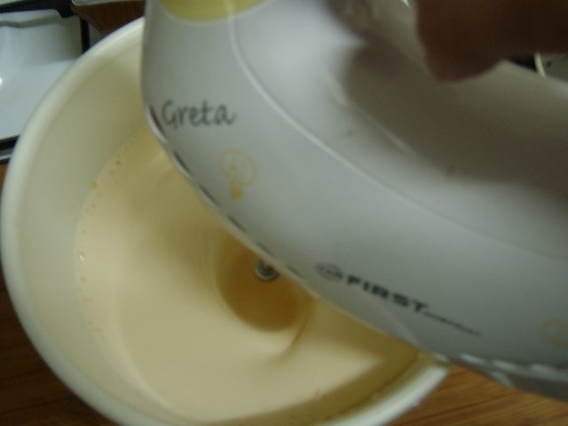 Tort cu mousse si glazura de cacao