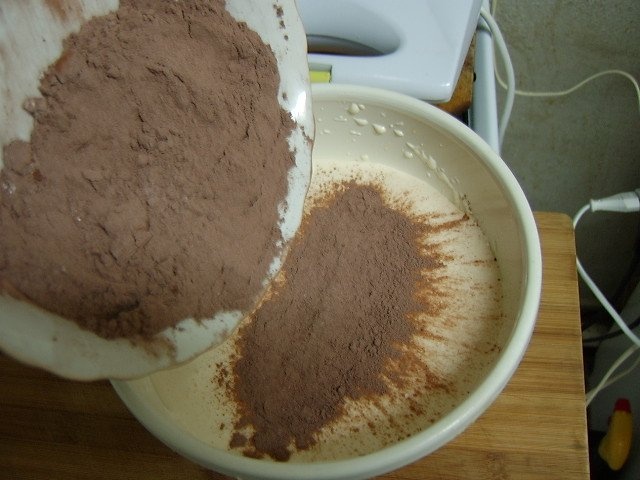 Tort cu mousse si glazura de cacao
