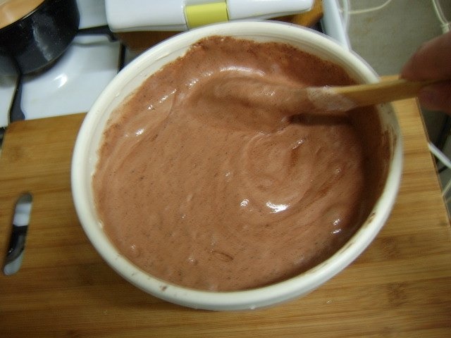 Tort cu mousse si glazura de cacao
