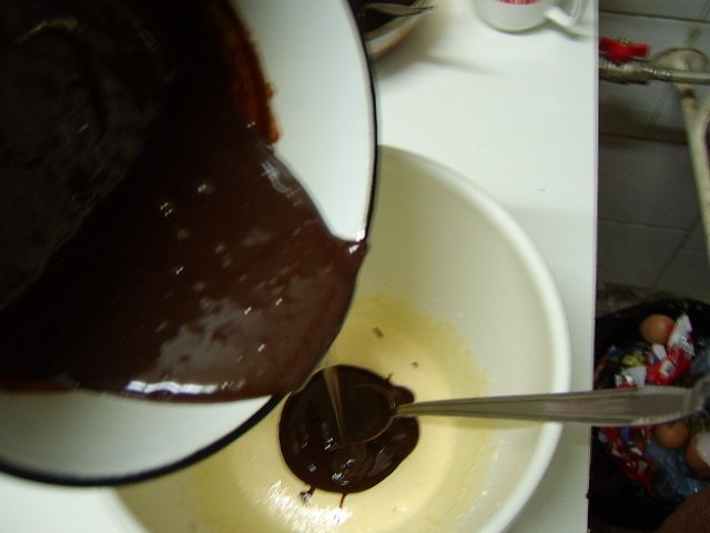 Tort cu mousse si glazura de cacao