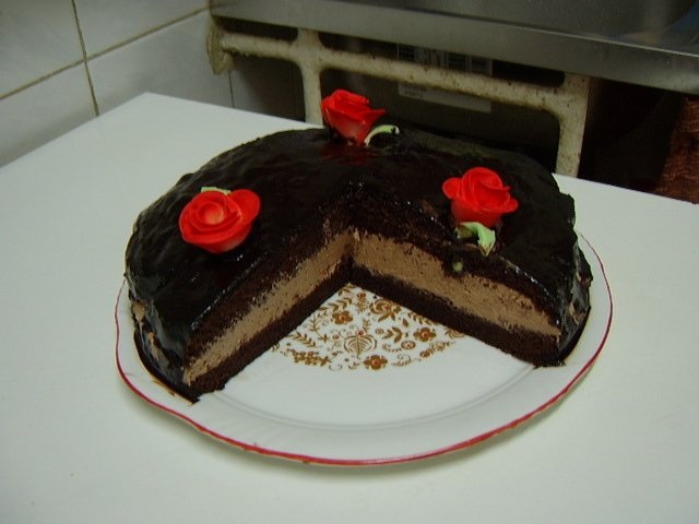 Tort cu mousse si glazura de cacao