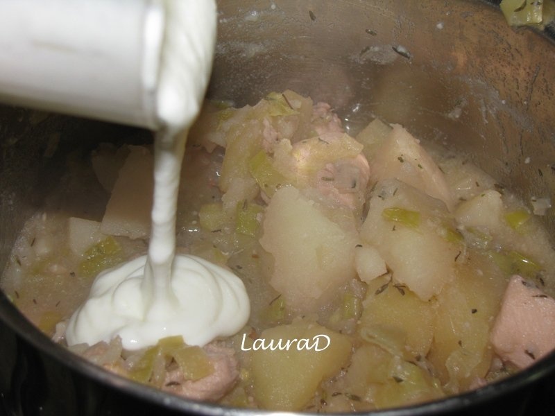 Piept de pui la cratita cu legume si vin alb