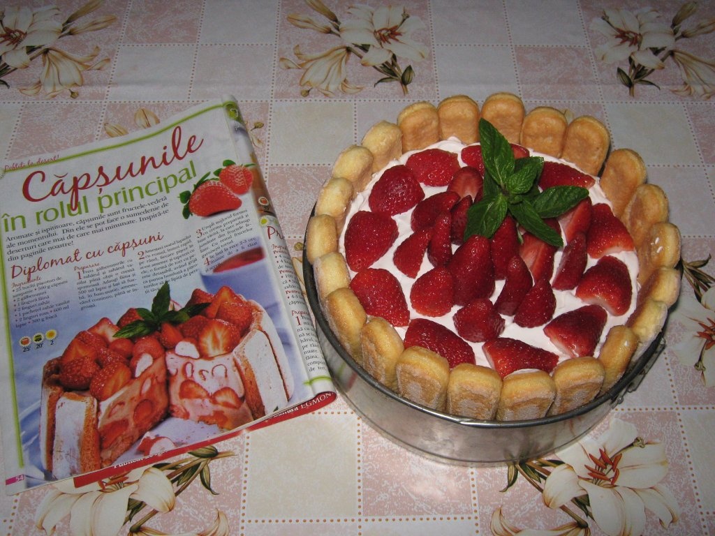Tort diplomat cu capsuni