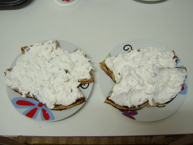 Clatite cu finetti, frisca si topping