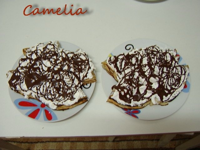 Clatite cu finetti, frisca si topping