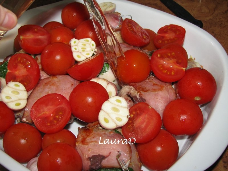 Pulpe de pui cu prosciutto, lamaita si fasole alba