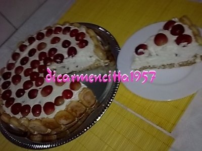 Tort cu struguri rosii si crema de iaurt