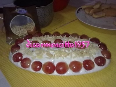 Tort cu struguri rosii si crema de iaurt