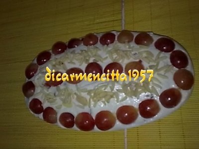 Tort cu struguri rosii si crema de iaurt