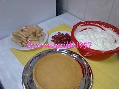 Tort cu struguri rosii si crema de iaurt