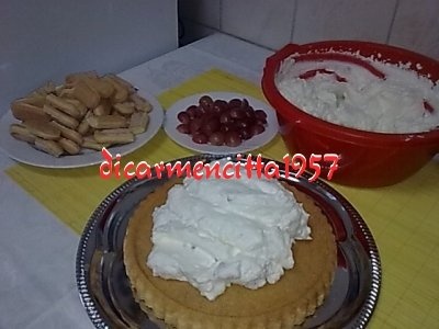 Tort cu struguri rosii si crema de iaurt
