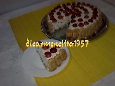 Tort cu struguri rosii si crema de iaurt