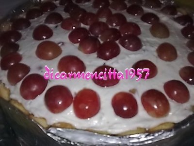 Tort cu struguri rosii si crema de iaurt