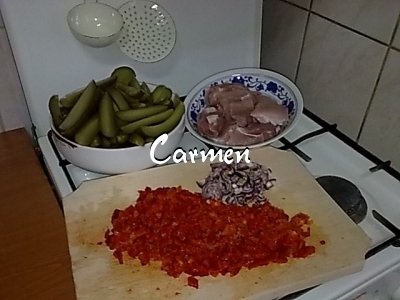 Mancare de castraveti acri, cu rasol alb de porc