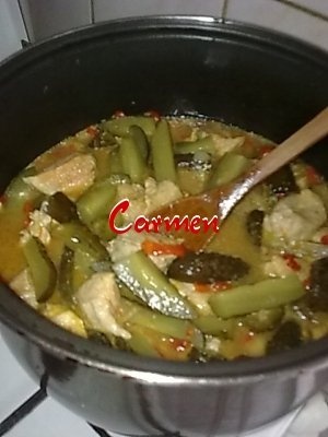 Mancare de castraveti acri, cu rasol alb de porc