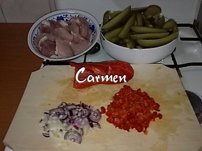 Mancare de castraveti acri, cu rasol alb de porc