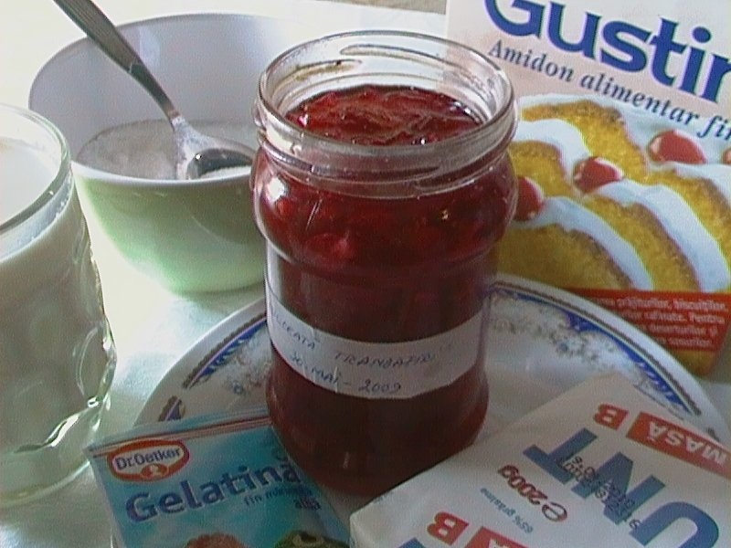 Tort cu crema de trandafiri