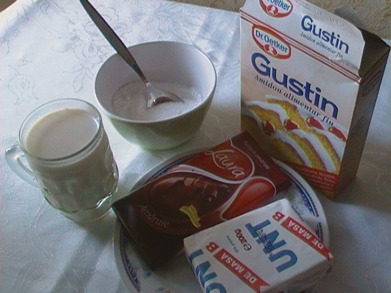 Tort cu crema de trandafiri