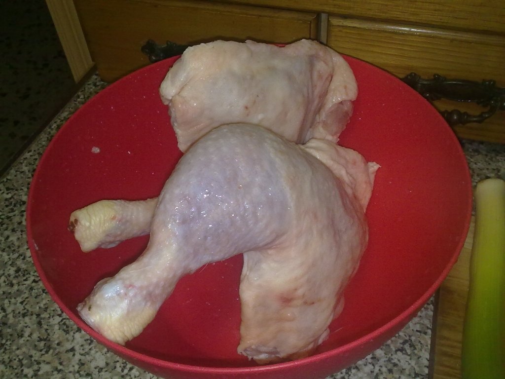 Supa cu oua ochiuri si pulpe cu usturoi