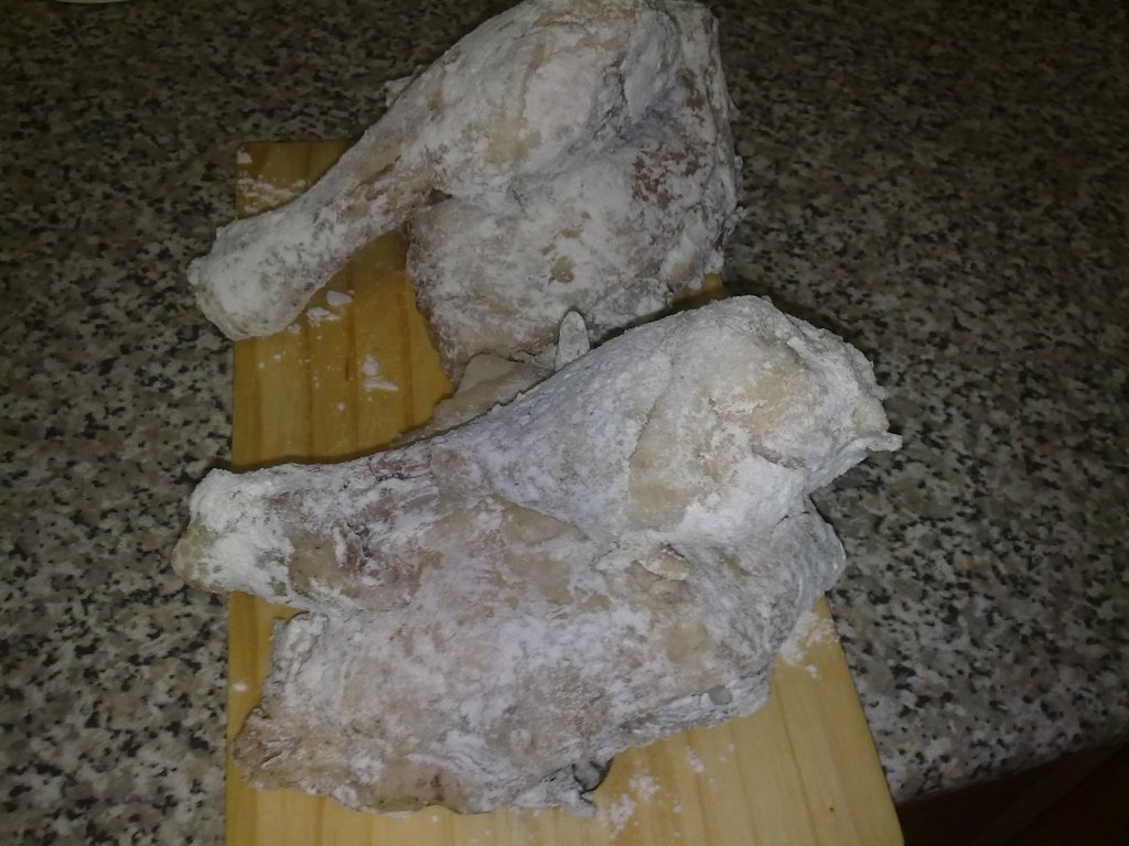 Supa cu oua ochiuri si pulpe cu usturoi