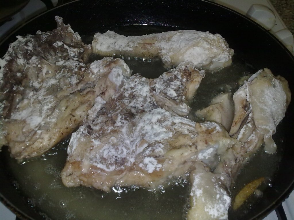 Supa cu oua ochiuri si pulpe cu usturoi