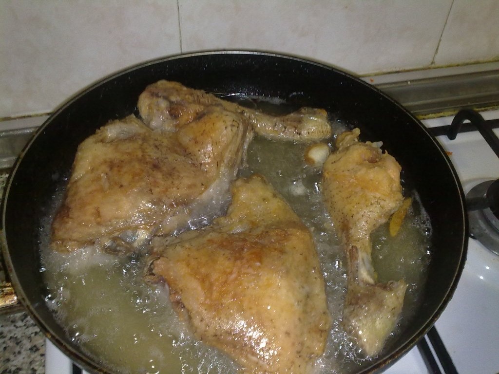 Supa cu oua ochiuri si pulpe cu usturoi