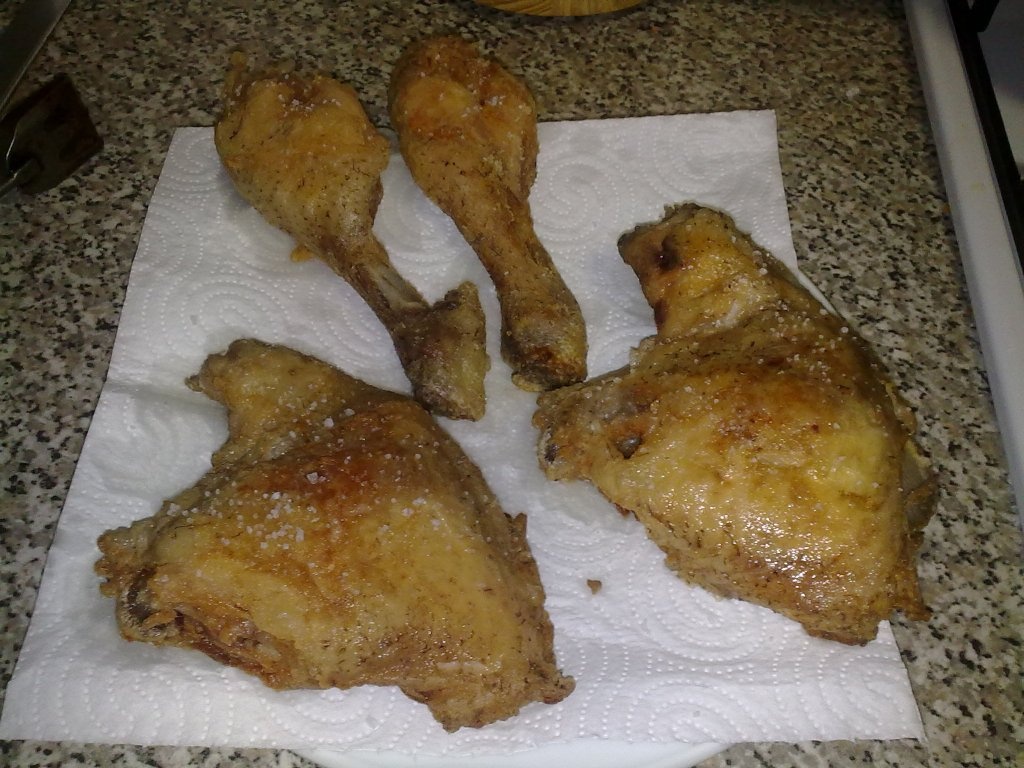 Supa cu oua ochiuri si pulpe cu usturoi