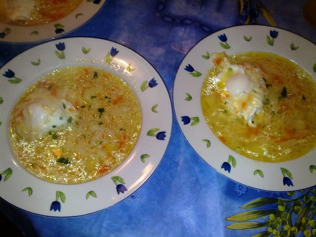 Supa cu oua ochiuri si pulpe cu usturoi