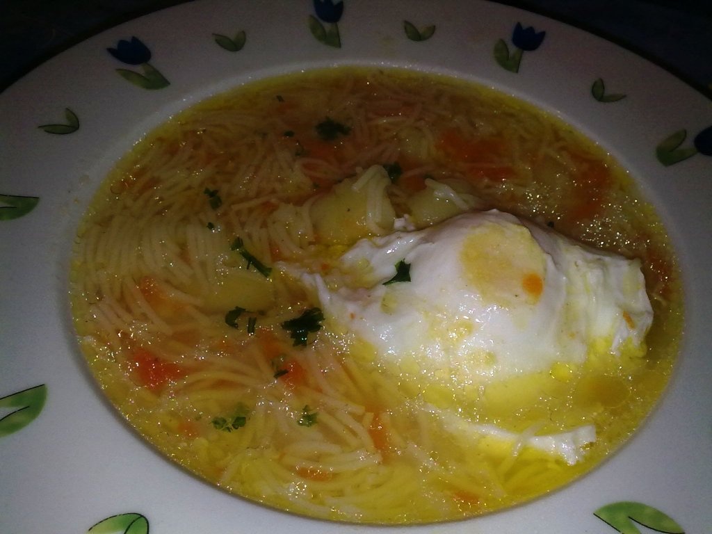 Supa cu oua ochiuri si pulpe cu usturoi