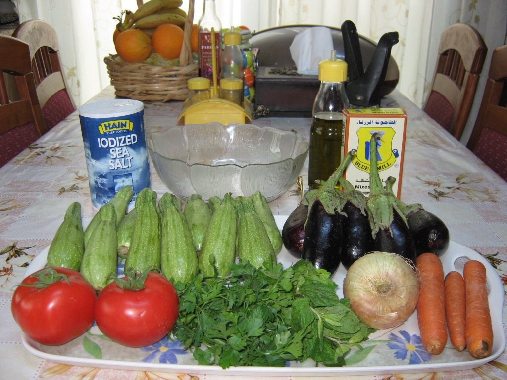 Supa de dovlecei umpluti si vinete umplute de post