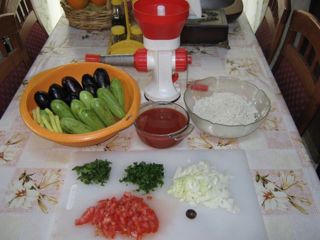 Supa de dovlecei umpluti si vinete umplute de post