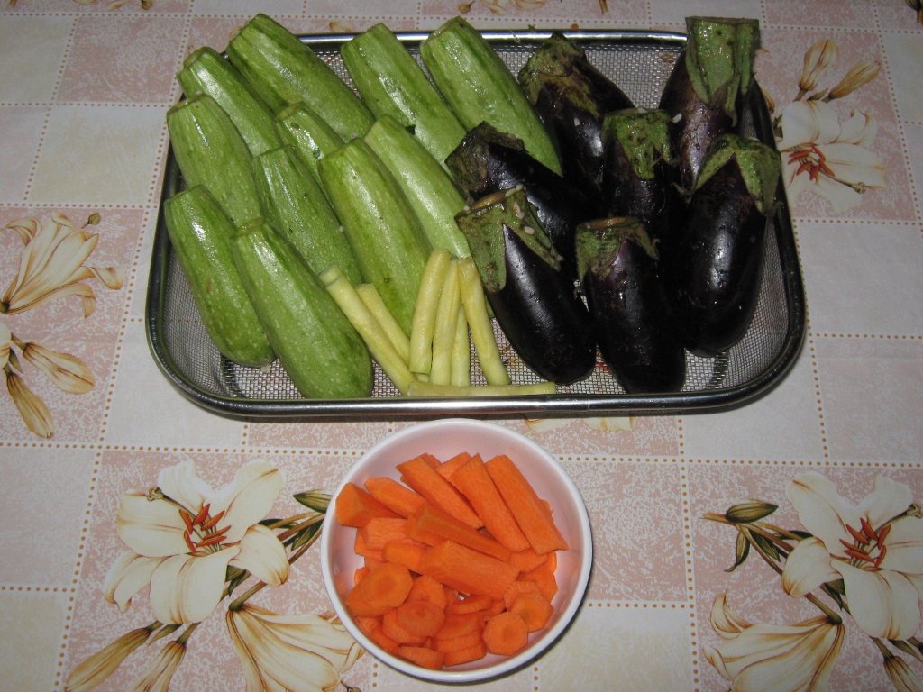 Supa de dovlecei umpluti si vinete umplute de post