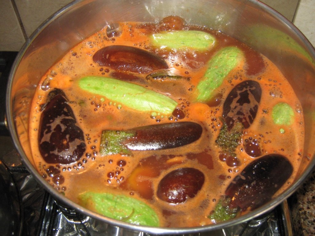 Supa de dovlecei umpluti si vinete umplute de post