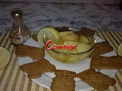 Compot de gutui,cu biscuiti