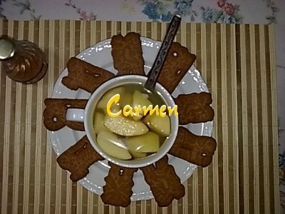 Compot de gutui,cu biscuiti