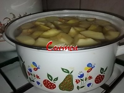 Compot de gutui,cu biscuiti