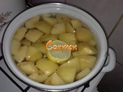 Compot de gutui,cu biscuiti