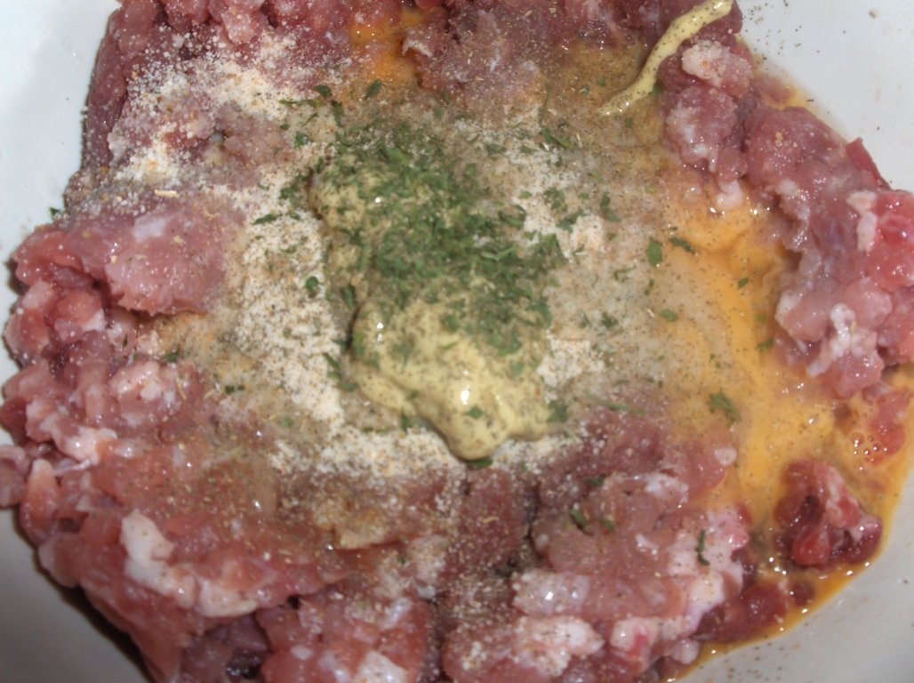 Chiftele cu sos de ciuperci(Almondegas com cogumelos)