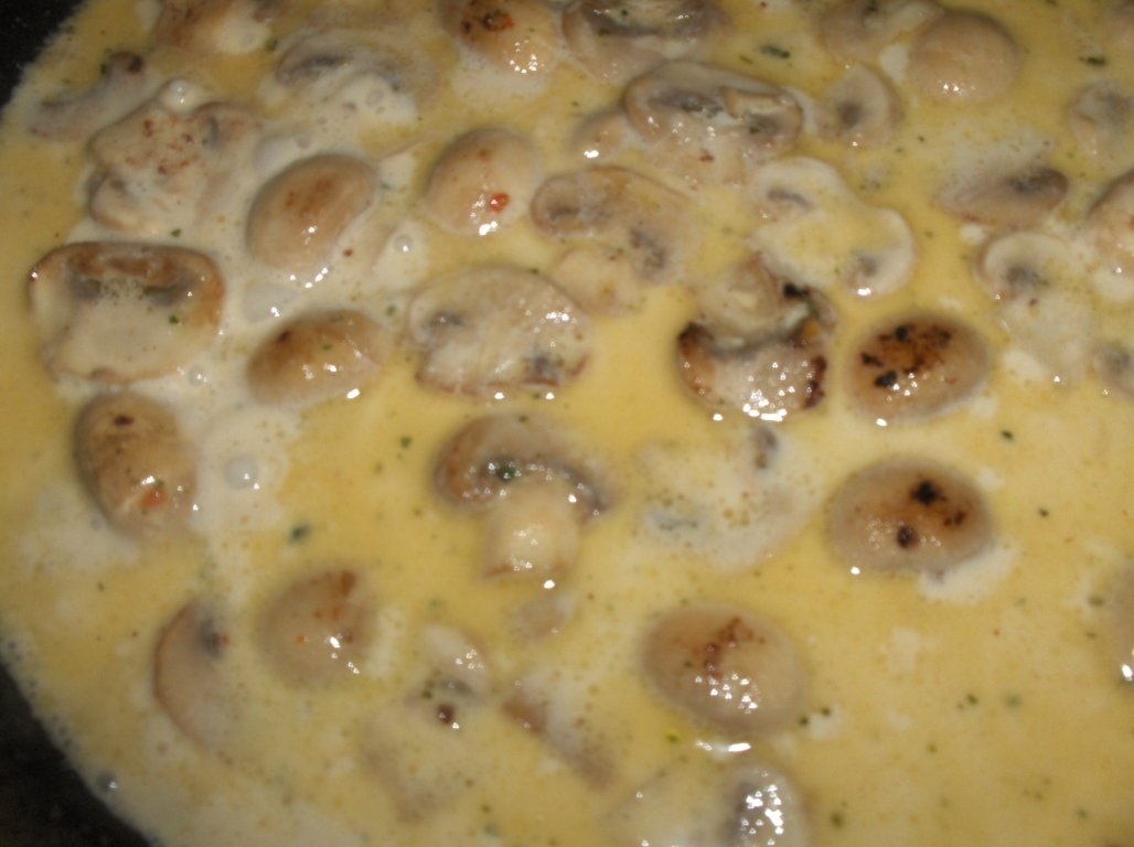 Chiftele cu sos de ciuperci(Almondegas com cogumelos)