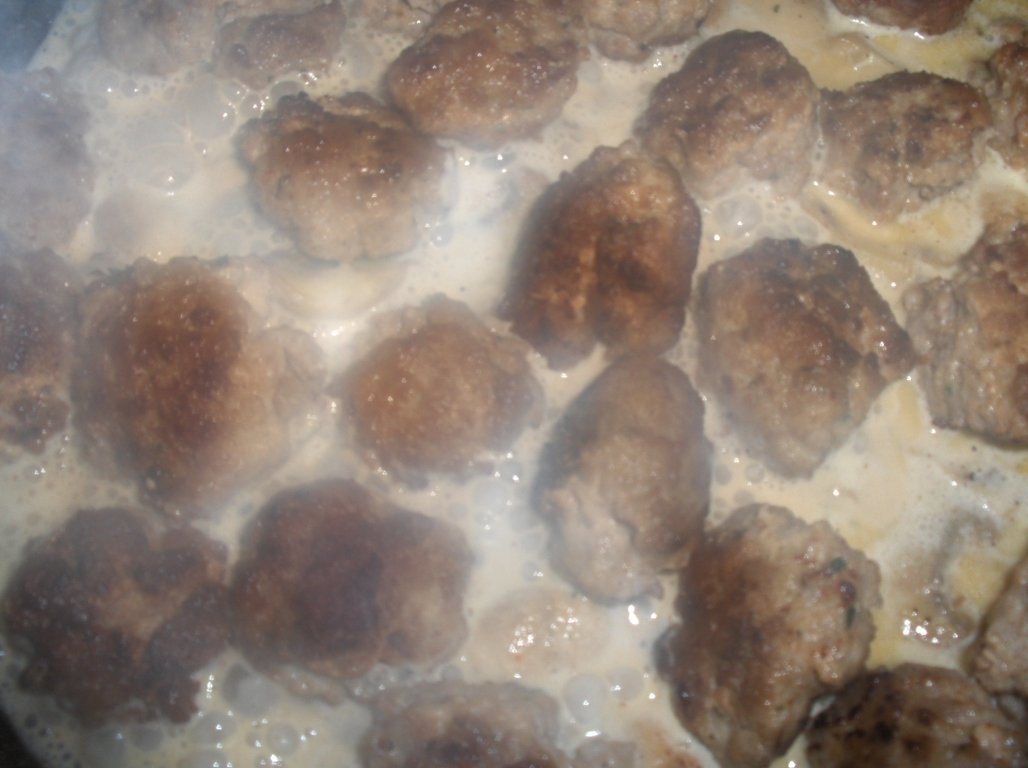 Chiftele cu sos de ciuperci(Almondegas com cogumelos)
