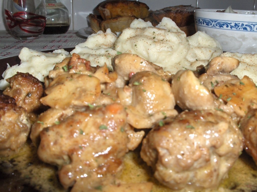 Chiftele cu sos de ciuperci(Almondegas com cogumelos)