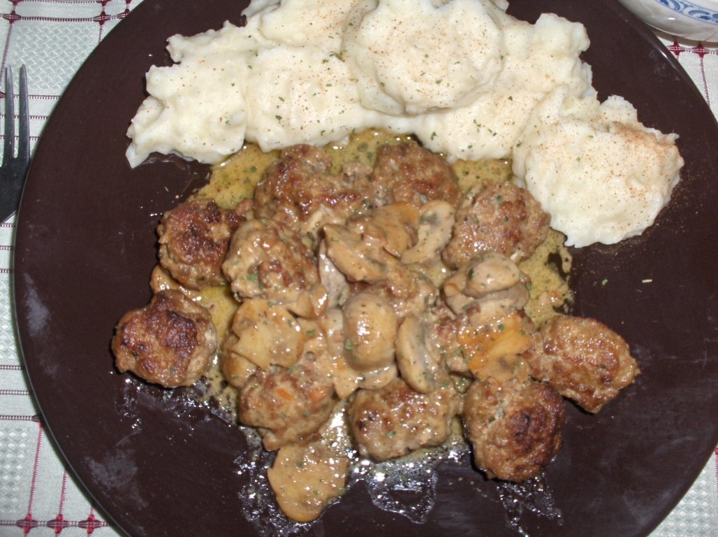 Chiftele cu sos de ciuperci(Almondegas com cogumelos)