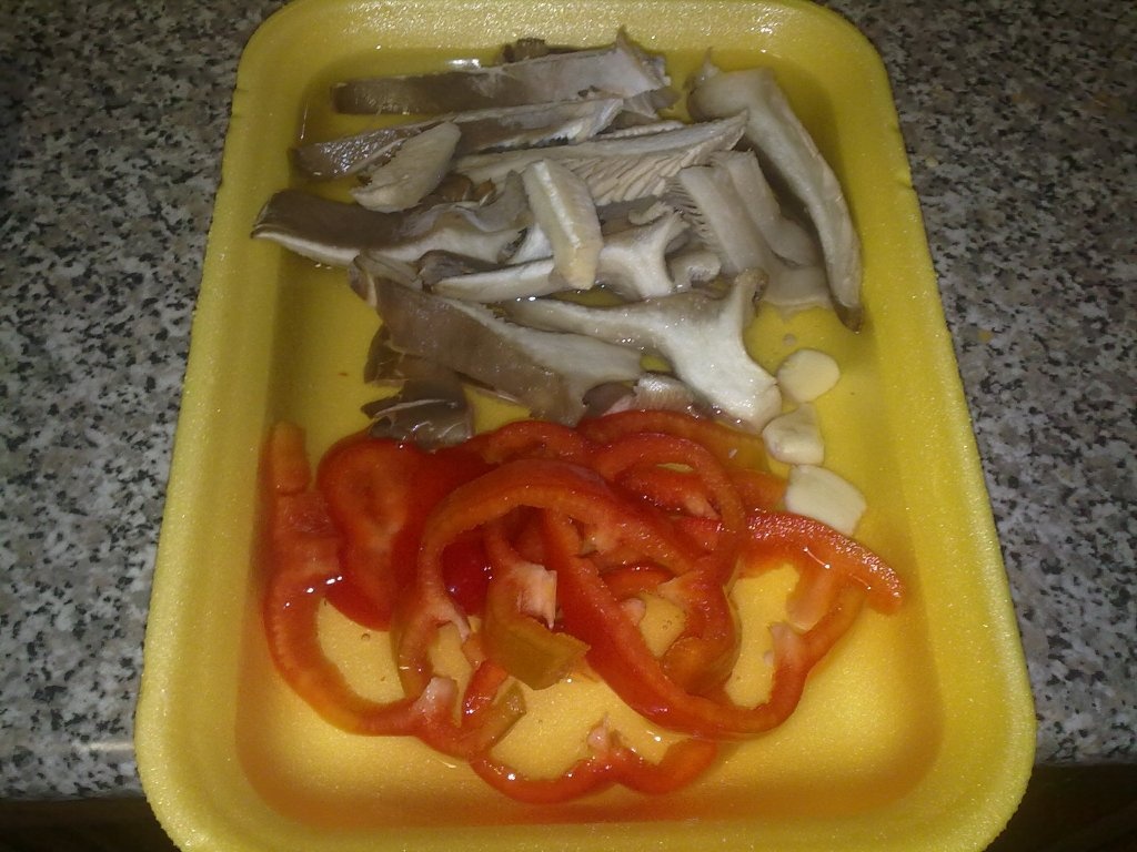 Peste la cuptor si salata de ardei rosu cu ton.